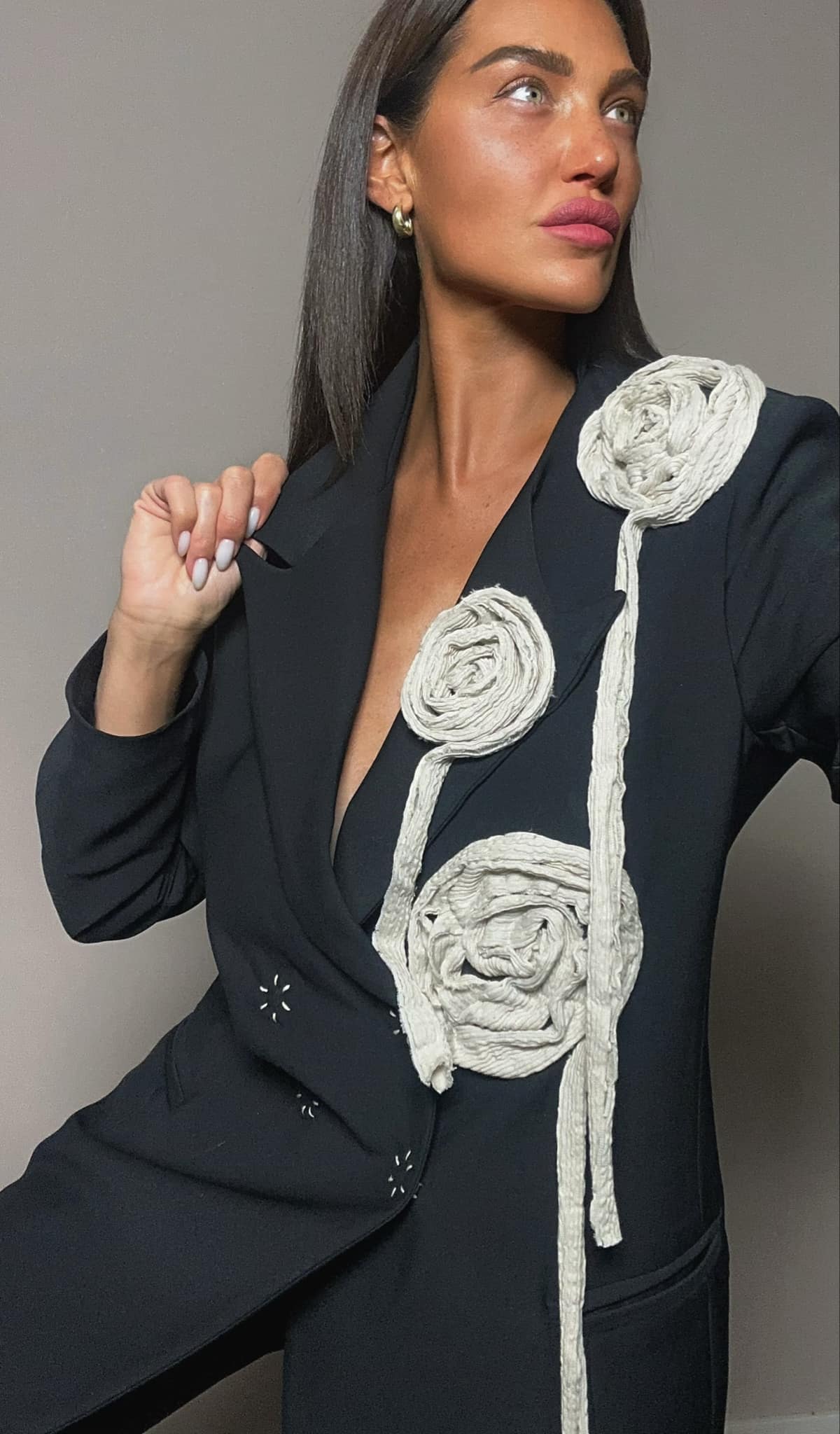 პიჯაკი ყვავილების დეტალებით