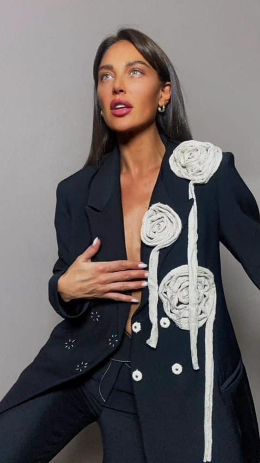 პიჯაკი ყვავილების დეტალებით