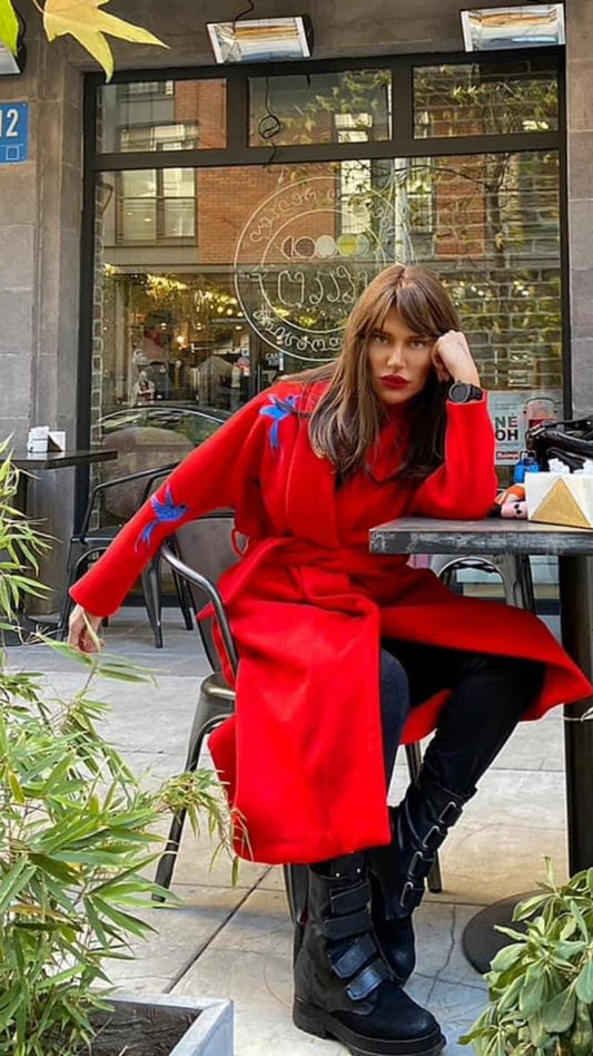 ლაბადა ჩიტის ნაქარგებით