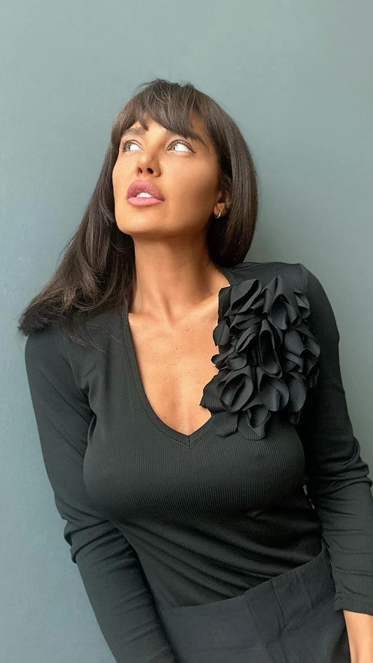 დეკოლტე სვიტერი ორნამენტებით მკერდზე