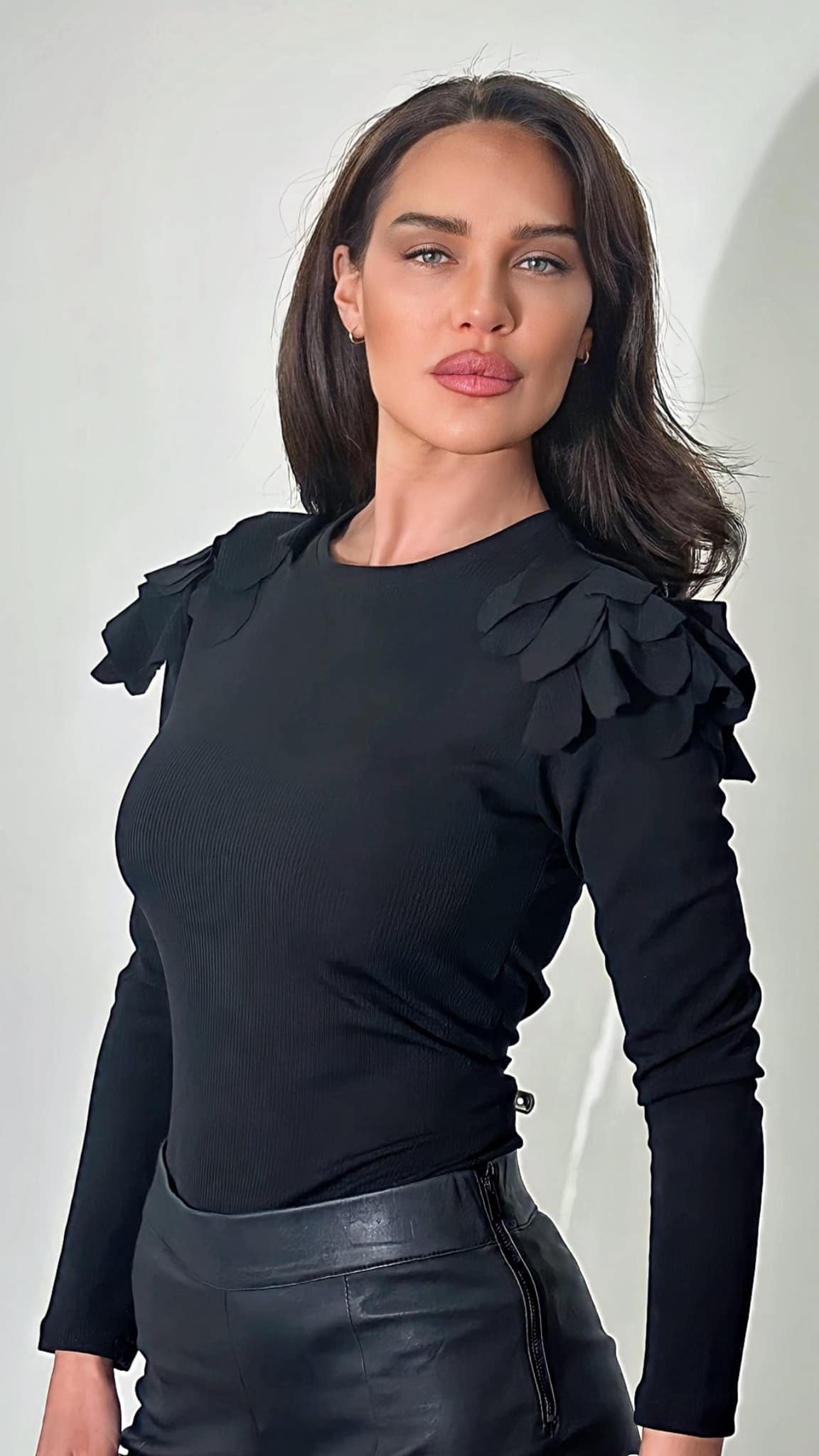 სვიტრი ორნამენტებით მხარზე