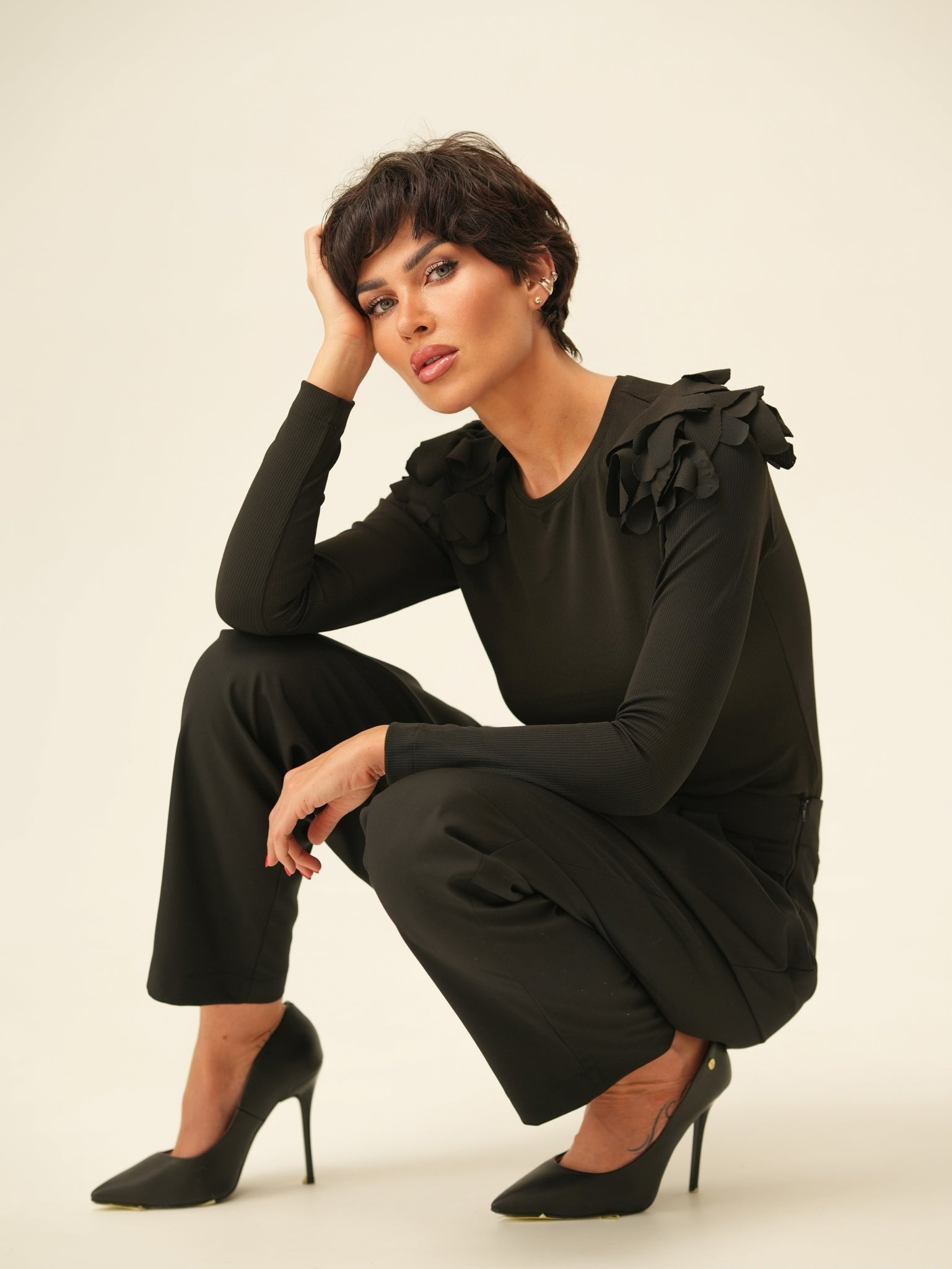 სვიტრი ორნამენტებით მხარზე