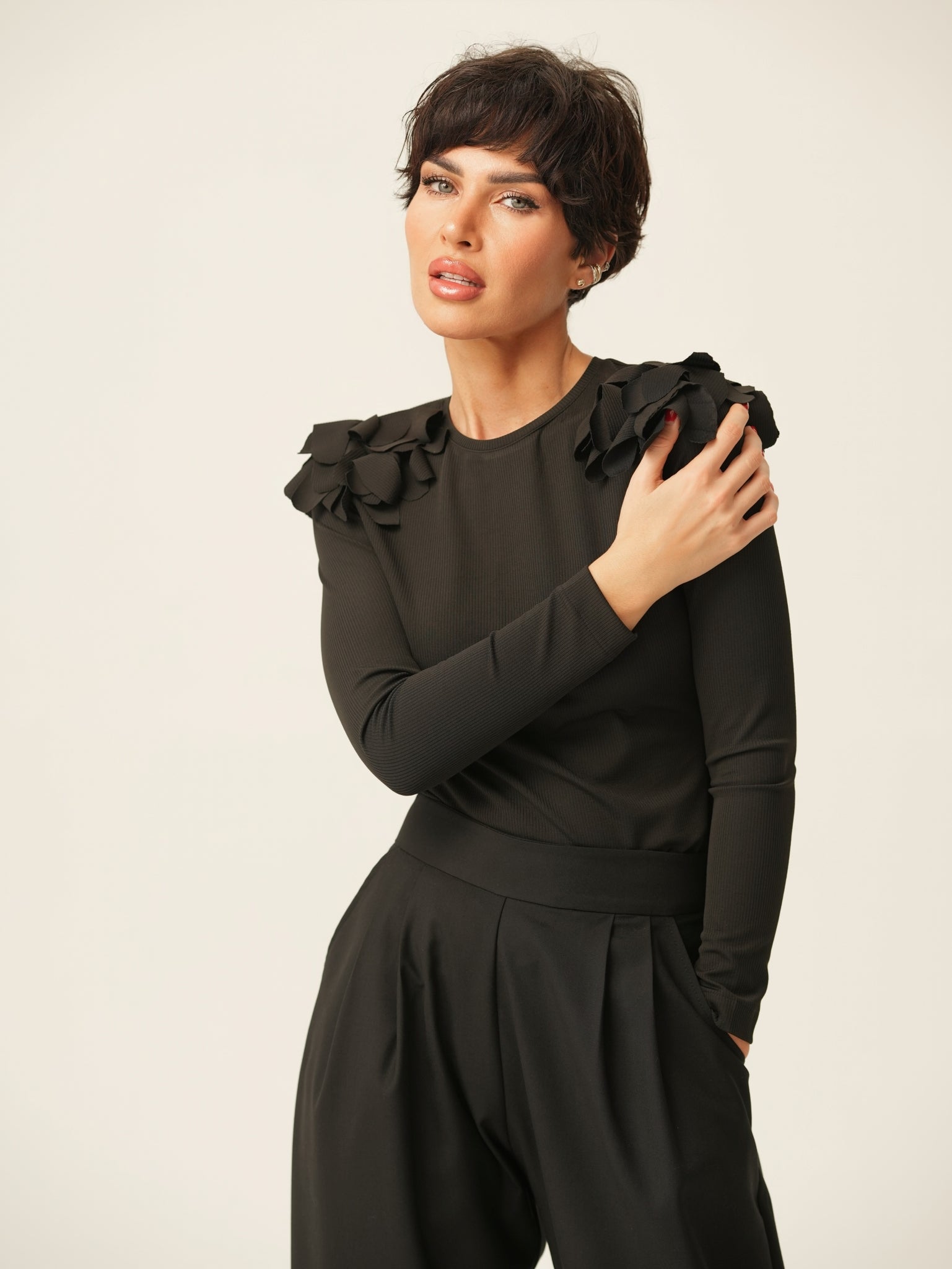 სვიტრი ორნამენტებით მხარზე