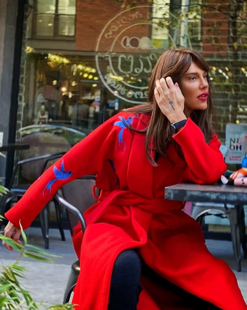 ლაბადა ჩიტის ნაქარგებით